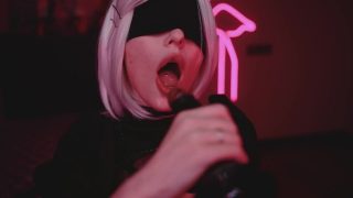 2B von Nier: Automata Cosplayer gibt einem großen schwarzen Schwanz einen virtuellen Blowjob