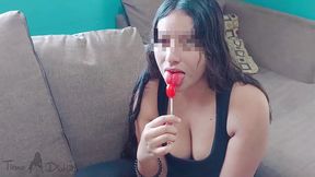 mis bragas se muestran a traves de mis pantalones ajustados mientras chupo una deliciosa paleta