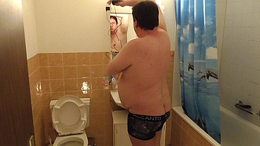 Pasci wichst nach der Intimrasur im Badezimmer