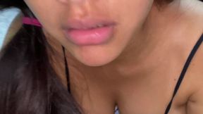 me follo a la novia de mi amigo y le orde�o su grades tetas y se viene a choro