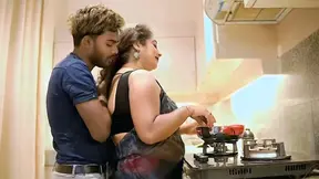 Sauteli maa ko kitchen me aake piche se pel diya