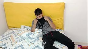 Hermanastro se masturba con la ropa interior de su hermanastra y es descubierto  PARTE 1