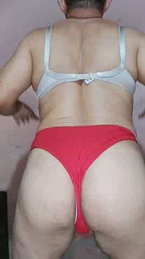 Mostrando minha calcinha vermelha