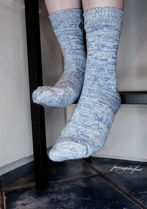 watch me take off my stinky sweaty socks 🖤