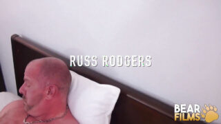 मोटे-ताज़े समलैंगिक पुरुषों के लिए ज़बरदस्त बिना कंडोम के सेक्स: विशाल लिंगों पर ब्लो जॉब, अंत में गंदे वीर्यपात के साथ