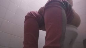 Misteriosa en el baño: puerta cerrada y sonidos discretos.