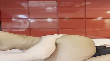 lambuzei o pau do meu vizinho com mel ,cai de boca e esfreguei minha buceta