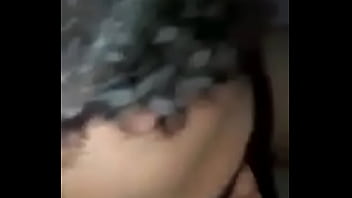 Novinho bebendo porra do coroa gordo