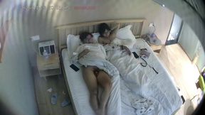 上帝視角 小情侶開房 男人的口交和加藤鷹指先讓女生情緒上來 然後對著逼 就是猛的開炮2