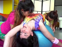 Cunis and fingering for a lesbian trio!