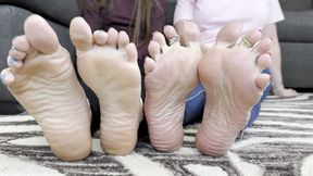 Mimi and Webbies Wiggle Their Toes and Soles
