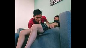 Momento de placer sobre el sill&oacute_n. Mi macho peludo me hace chuparlo todo y luego me coje... Y hay m&aacute_s.