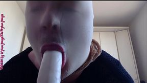 Mit Strumpfhosenmaske lutsche ich den dicken Dildo