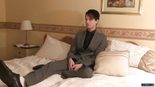 火辣的无套性爱，青少年亚伦·奥罗拉和伊桑·怀特互相口交，然后进行激烈的肛交和射精。