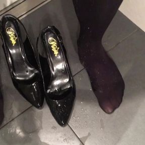 Pissing in heels and pantyhose with anal dildo