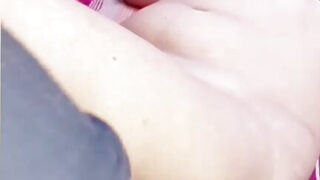 自制大屁股荡妇先被舔阴，然后被后入式猛操，最后深喉吞精