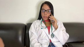 madrastra doctora hablando por telefono con su marido mientras le hace garganta profunda a su hijastro pervertido