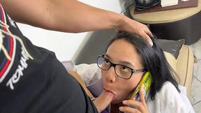 madrastra doctora hablando por telefono con su marido mientras le hace garganta profunda a su hijastro pervertido