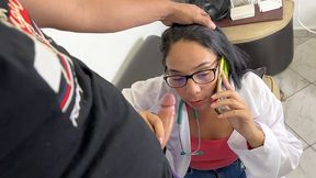 madrastra doctora hablando por telefono con su marido mientras le hace garganta profunda a su hijastro pervertido