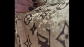 Mulher vai lavar roupa e com muito tes&atilde_o na termina da m&aacute_quina de lavar se masturbando e gozando muito