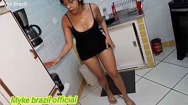 Empregada. Kah fox estar fazendo comida eu vou anter a cozinha e vejo aquele rrabo gostoso e não aguentei fiquei com tensão e transmissão com ela ali mesmo