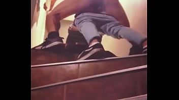Amigo hetero y yo follamos en las escaleras del bar antes de entrar