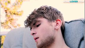 Muscled amateur cums after wanking his dick in outdoor solo