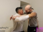 MIS AMIGOS se cojieron a mi novia mientras yo estaba en el baño. PRIMER GANGBANG NENAMALAATR