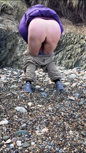 Desperate Girl's Pee on the Beach Compilation