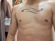 Twink se masturba frente al espejo hasta casi correrse