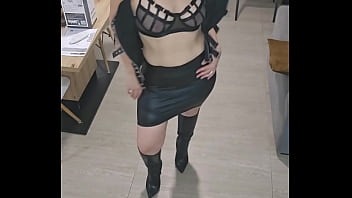 Je suis sur que tu aime ma tenu en cuir mes bottes ma lingerie mon cul ma chatte...