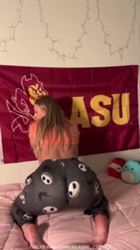 18 Year Old College Girl Masterbates In Dorm Room Before Class!