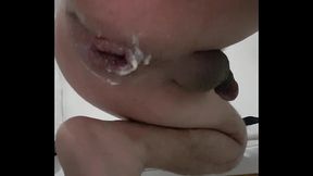 Anal con dildo en cuarto