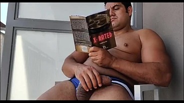 YURI GAÚCHO - Dotado mostrando o pau enquanto lê