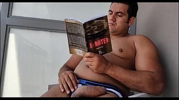 YURI GAÚCHO - Dotado mostrando o pau enquanto lê