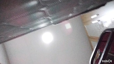 Mulher se masturbando sozinha no quarto, linda estudante universitária