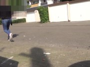 Sie pisst wie ein Hund auf die Strasse