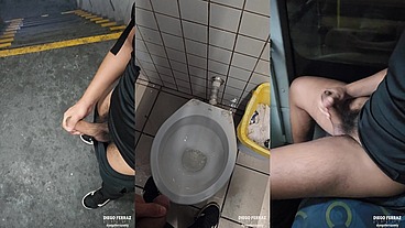 Lavando banheiro público de mijo