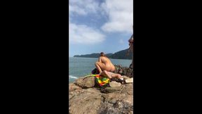 fui na praia de nudismo e aprontando todas. chupei rola e levei na buceta de desconhecido