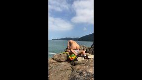 fui na praia de nudismo e aprontando todas. chupei rola e levei na buceta de desconhecido