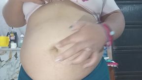 Juego de saliva con mi panza y mi ombligo.