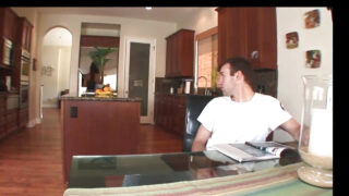 Trent Tesoro, com seu pênis enorme, fode a bunda da latina Laurie Vargas, de seios grandes e bunda grande.