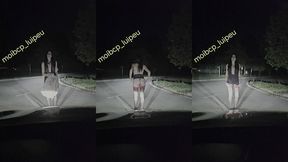 exhib sur une aire de repos juste avant de faire ma salope a sucer des queues ...