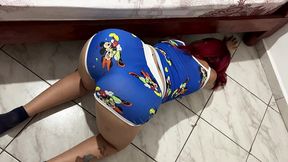 me gusta grabar el culo a mi hermosa madrastra cuando esta descuidada limpiando de bajo de la cama