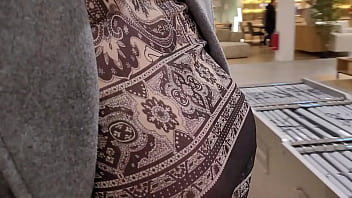 Bonjour, une exhib dans un magasin avec ma blouse transparente