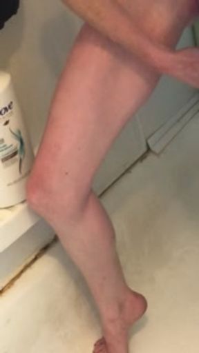 Beth Shaves her bush for the first time in over a year!