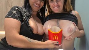 lanche com putaria! esposas nuas no mequi fazem seguranca implorar por sexo no drive thru