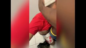 Angolano de 25cm me comeu no banheiro do trabalho.