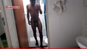 novinho dotado 23 cm batendo punheta no banho.