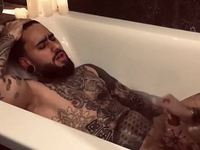 Mistress Handjob Dans La Baignoire